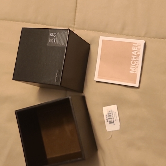 Michael Kors Watch Case - Picture 2 of 9